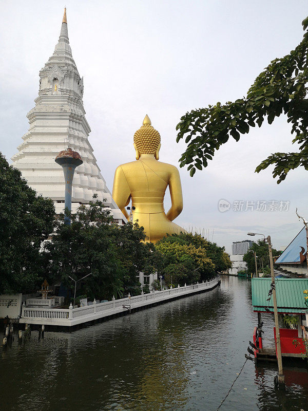 泰国帕西沙翁区，Khlong Dan上的Wat Paknam Bhasicharoen大佛